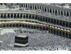 Arafat Öncesi Son Cuma Namazı İçin Hacı Adayları Kâbe’ye Akın Etti