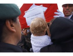 Şehit Polisin 6 Aylık Kızı Babasının Tabutuna Son Kez Dokundu