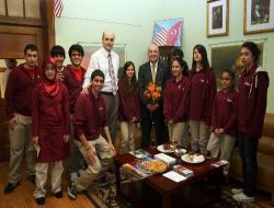 Pioneer Öğrencileri New York Başkonsolosu Samsar'a Mozambik'i Anlattı