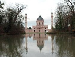 Minare Tartışmalarına Tarihten Gelen Cevap: Alman Kralın Sarayında 2 Minareli Cami