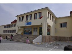 Pkk Yandaşları Van’da Bir Okul Daha Yaktı