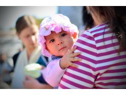 ANNELER BEBEKLERİYLE EYLEM YAPTI