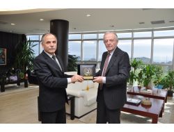 Eski Bakan Hüseyin Özalp'a Omü'den Teşekkür Plaketi