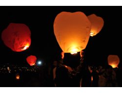 Vanlılar, Van Kalesi'nden Yüzlerce Fener Bıraktı