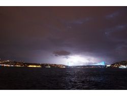 İstanbul Şimşeklerle Aydınlandı