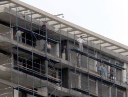 Parasını Alamayan İşçiler Çatıya Çıktı