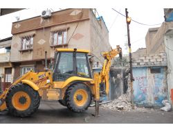 Madde Bağımlılarının Mesken Edindiği Binayı Yıktılar