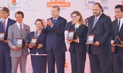 Başbakan'dan hayırseverlere plaket