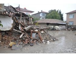 Büyükkarıştıran Beldesi Selin İzlerini Silmeye Çalışıyor