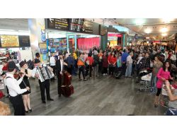 Yurtdışına Gidenler Müziklerle Uğurlanıyor