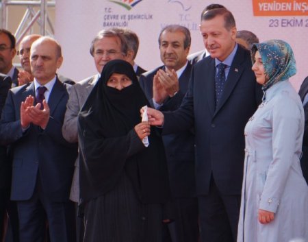 Başbakan Ercişlilere Anahtarlarını Verdi