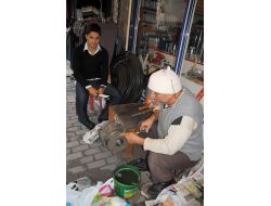 Manavgat'ta Tek Bıçak Bileycisi, Yoğunluk Karşısında Randevulu Çalışıyor