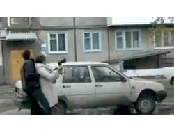 Kocasına Kızdı, Eşinin Aracına Baltayla Saldırdı