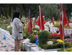 Şehitlerinin Başında Gözyaşı Döktüler