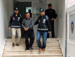 Yaşlı Vatandaşı Cami Tuvaletinde Üzerinde 'Pislik Var' Diyerek Dolandırdılar