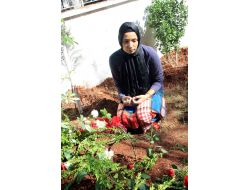 Şehit Engizek'in Mezarını Ziyaret Eden Eşi: Ona Daha Çok Bağlanıyorum