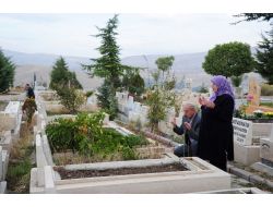 Başkentliler Arife Günü Mezarlıklara Akın Etti