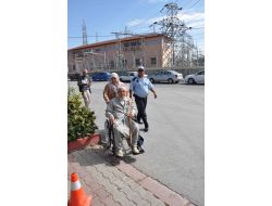 Tarsus’ta Mezarlık Ziyaretine Gelenlere Tekerlekli Sandalye Hizmeti Veriliyor