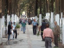 Kuşadası’nda Mezarlıklar Kabir Ziyareti Yapanlarla Doldu