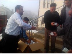 Gölbaşı Belediyesi, Bayram Namazı Sonrası Kutu Kutu Lokum Dağıttı