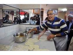 Baykal, Börek Açıp Gazetecilere İkram Etti