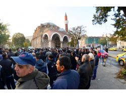 Bulgaristan’da Müslümanlar Camilere Sığmadı