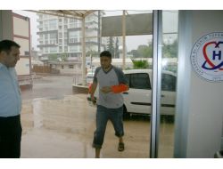 Bıçak Bilerken Elini Kesen Acemi Kasaptan, Kameramana Şapkalı Tepki