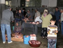 Yağmur Nedeniyle Kurban Kesim Yerlerinde Uzun Kuyruklar Oluştu