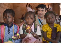 Burkinalı Yetimden Türk Hayırsevere: Mösyö Bu Çikolata Mı, Çok Güzelmiş