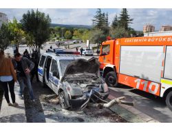 Kontrolünü Kaybeden Polis Aracı, İki Ağacı Devirdikten Sonra Durabildi