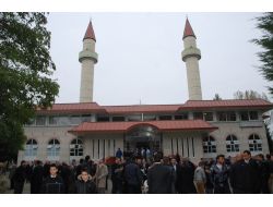 Hollanda’da Bayram Namazında Camiler Doldu