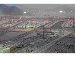 MİNA'DA İNSAN SELİ