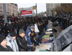 Moskova’da Tramvay Yolunda Islak Bayram Namazı