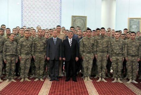 Cumhurbaşkanı Gül, Bayram Namazını Askerlerle Kıldı!