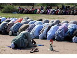 Dünyanın En Büyük Mülteci Kampında Müslümanlar, Su İçin Dua Etti