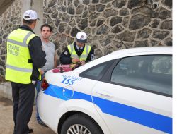 Hatalı Sürücülere Önce Ceza Kesildi, Sonra Çikolata İkram Edildi