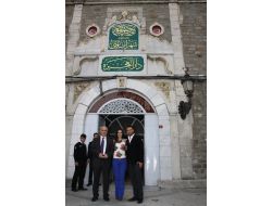 Sanatçılar Darülaceze Sakinlerinin Gönlünü Aldı