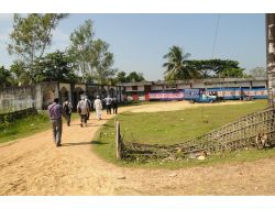 Bangladeş Polisi, Yardımların Mülteci Kamplarına Ulaşmasını Engelliyor