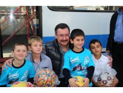 Gökçek, Çocuklara Top Ve Oyuncak Dağıttı!