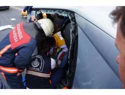 Bariyere Çarpan Otomobil Takla Attı: 3 Yaralı