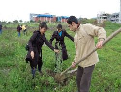 Üniversite Öğrencileri Yerleşke Bahçesine Nar, Zeytin Ve Turunç Fidanları Dikti