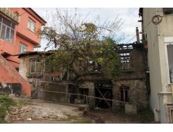 İki Katlı Metruk Bina Tamamen Yandı