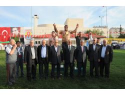 7. Geleneksel Cumhuriyet Yağlı Güreşleri'nde Başpehlivan Recep Kara Oldu