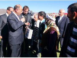 Cumhuriyet Bayramı'nda Köylüler Altınla Ödüllendirildi