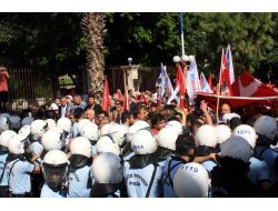 Mersin'de Chp'liler İle Polis Arasında Arbede Çıktı