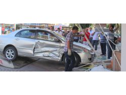 Işık İhlali Yapan Otomobil Telefon Bayiine Girdi