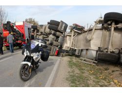 Virajda Devrilen Tır'ın Sürücüsü Yaralandı