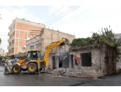 Madde Bağımlılarının Meskeni Haline Gelen Ev Yıkıldı
