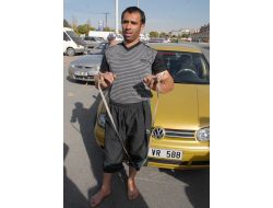 Serçe Parmağıyla 8 Otomobili Çekti, Sırada Tanker Var