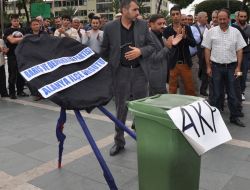 Bdp, Çöp Konteyneri Üzerine Akp Yazısı Astı, Siyah Çelenk Bıraktı